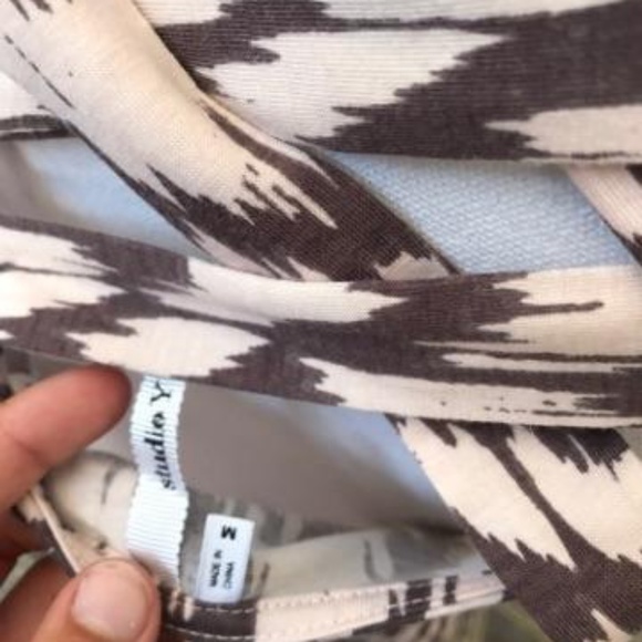 Studio y shirt with cutout back - Picture 3 of 5